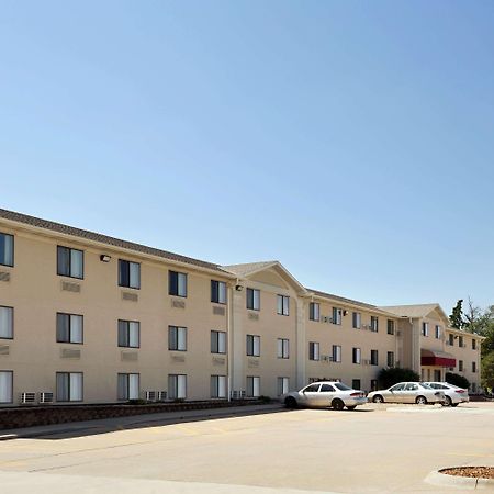 Super 8 By Wyndham Lincoln North Hotel Exterior photo