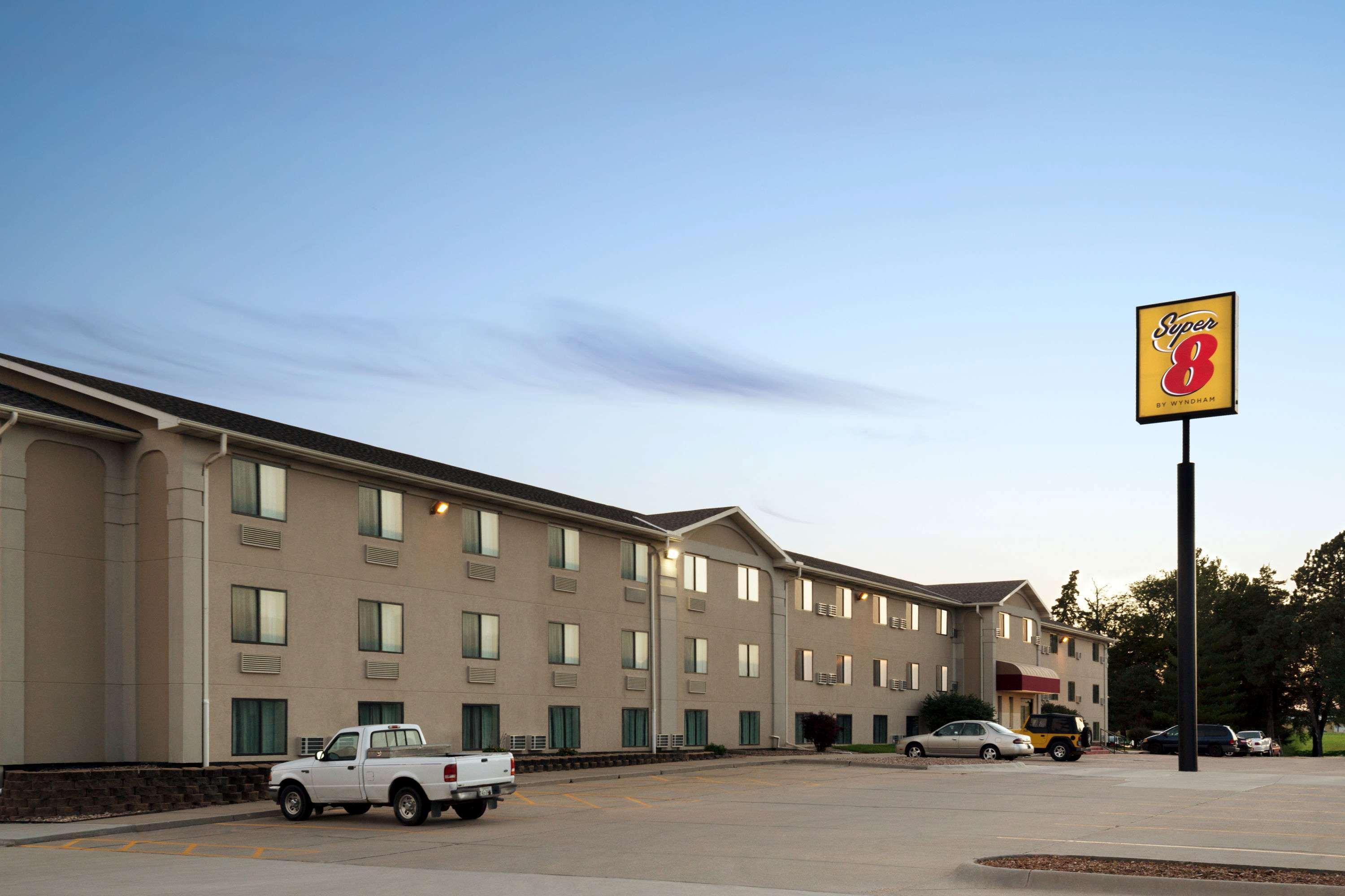 Super 8 By Wyndham Lincoln North Hotel Exterior photo