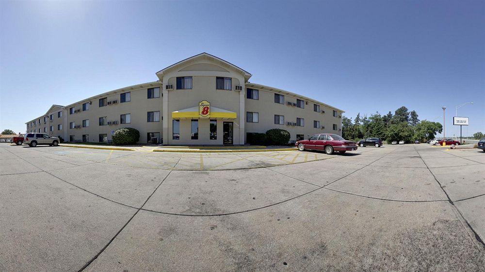 Super 8 By Wyndham Lincoln North Hotel Exterior photo