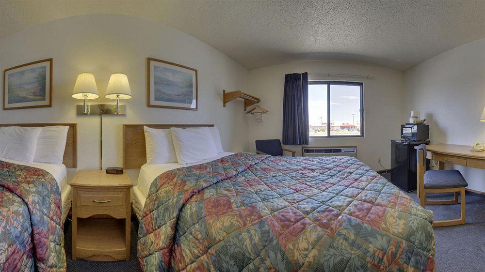 Super 8 By Wyndham Lincoln North Hotel Exterior photo