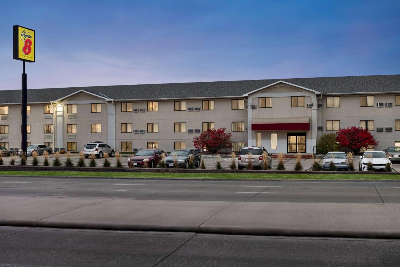 Super 8 By Wyndham Lincoln North Hotel Exterior photo