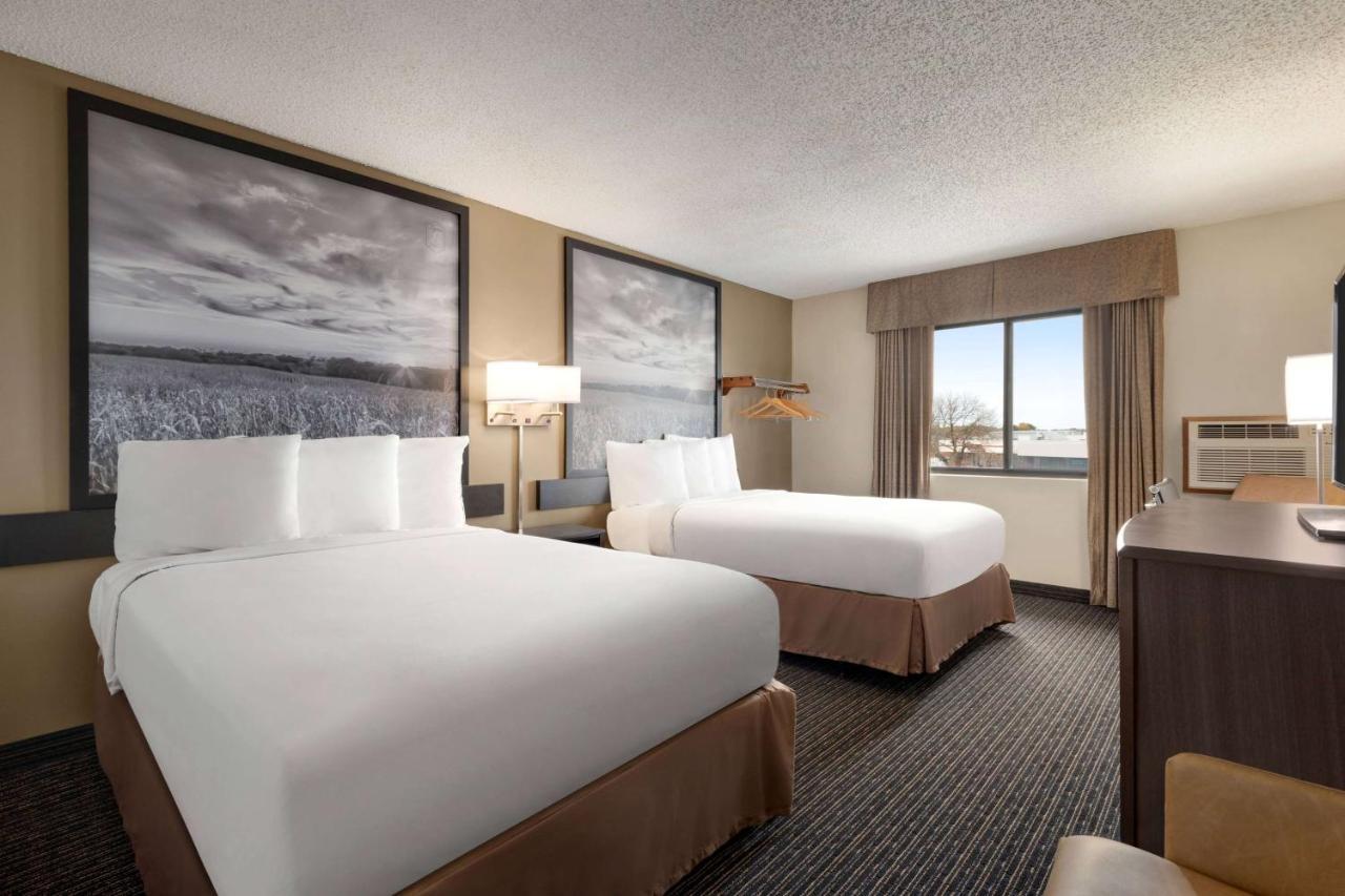 Super 8 By Wyndham Lincoln North Hotel Exterior photo