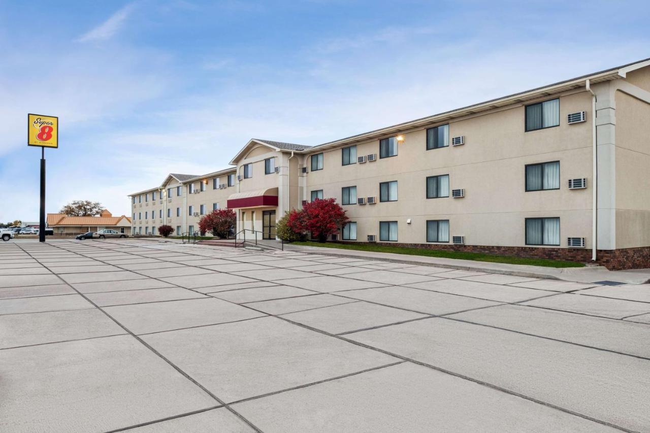 Super 8 By Wyndham Lincoln North Hotel Exterior photo