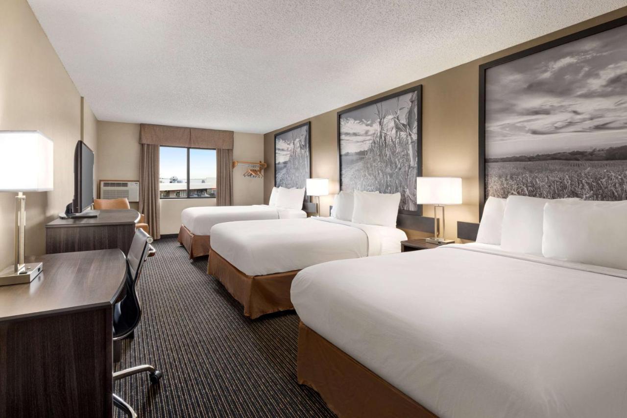Super 8 By Wyndham Lincoln North Hotel Exterior photo