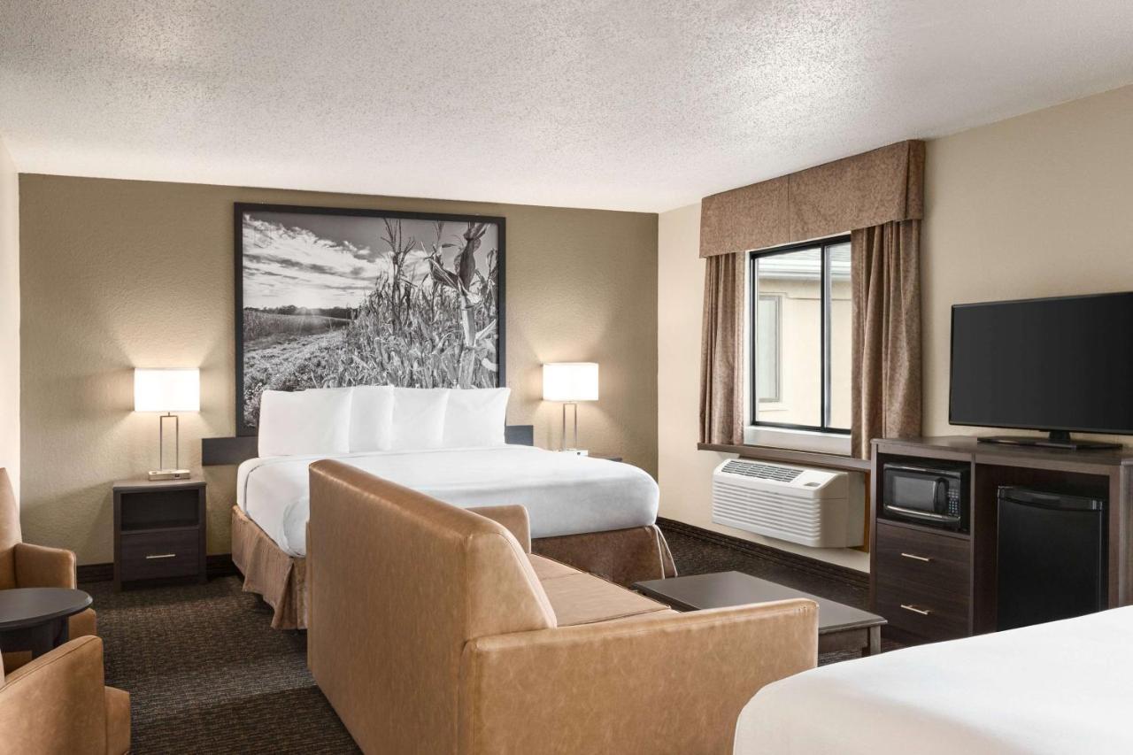 Super 8 By Wyndham Lincoln North Hotel Exterior photo