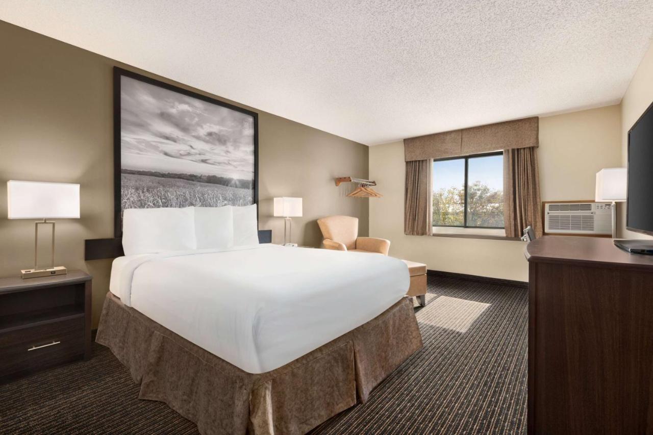 Super 8 By Wyndham Lincoln North Hotel Exterior photo