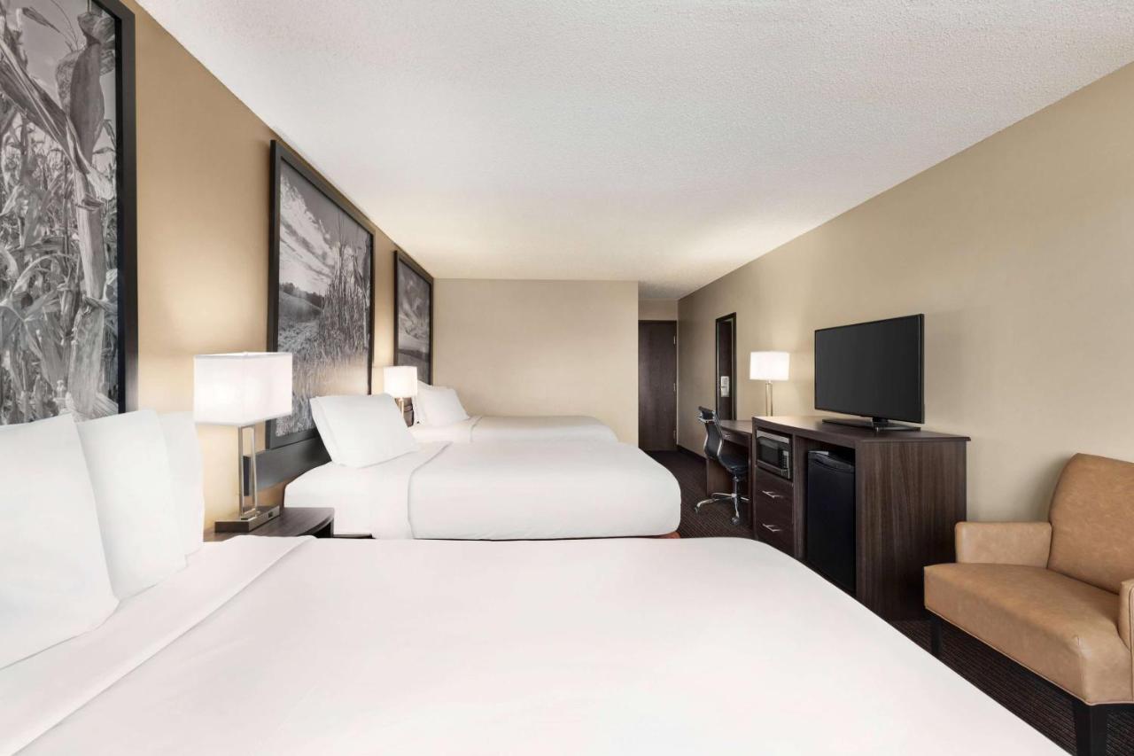 Super 8 By Wyndham Lincoln North Hotel Exterior photo