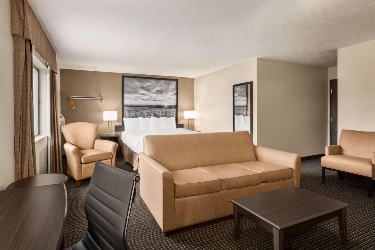 Super 8 By Wyndham Lincoln North Hotel Exterior photo
