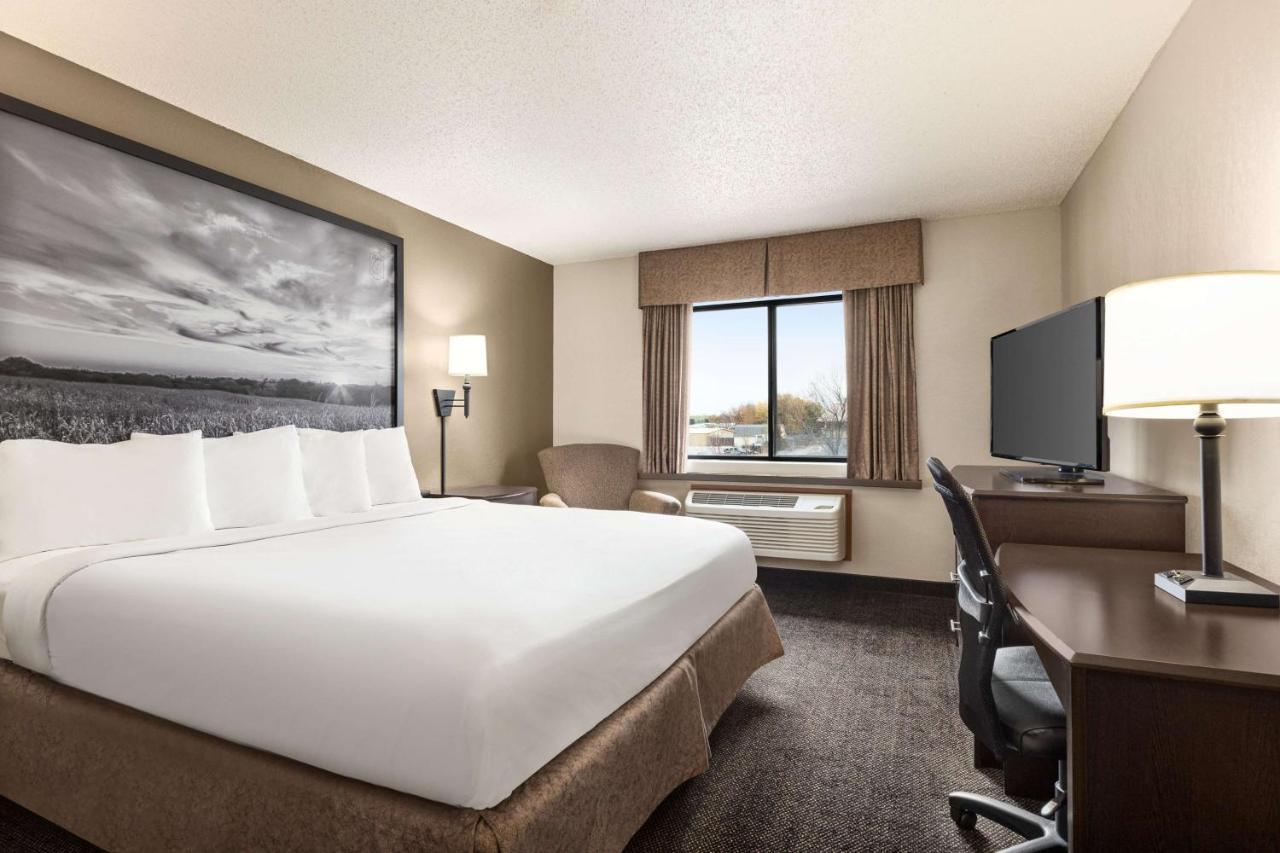 Super 8 By Wyndham Lincoln North Hotel Exterior photo