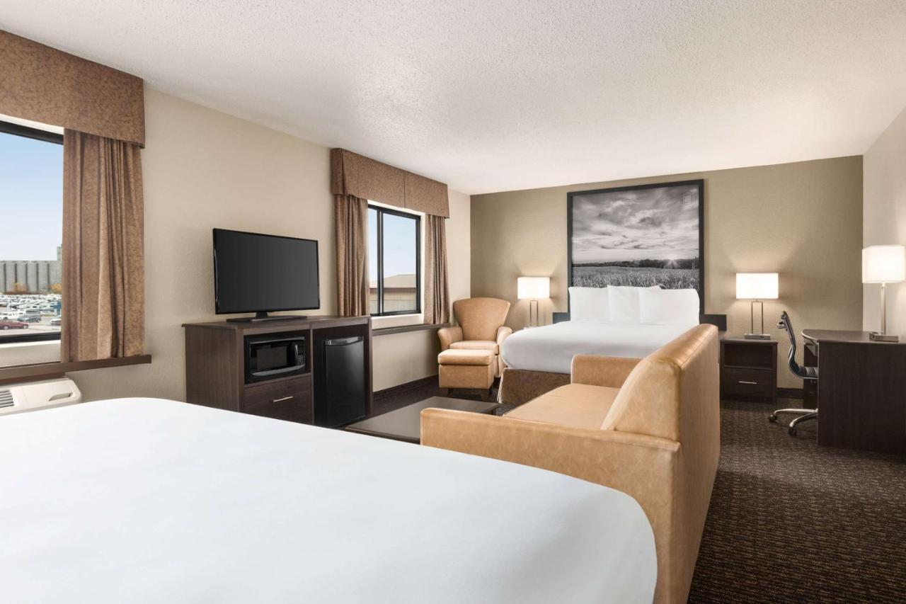 Super 8 By Wyndham Lincoln North Hotel Exterior photo