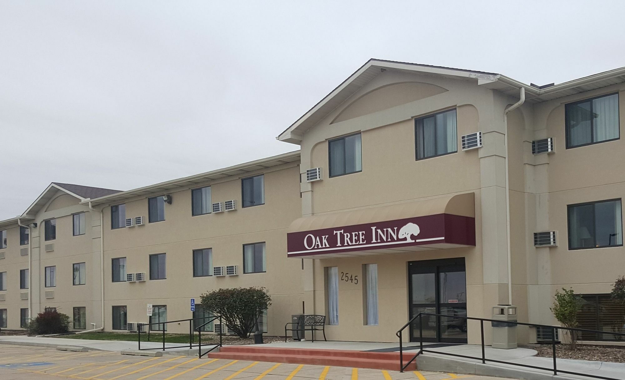 Super 8 By Wyndham Lincoln North Hotel Exterior photo